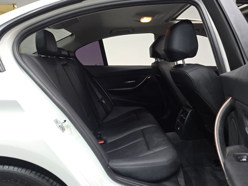 2012 BMW 3 Series 320d photo 11