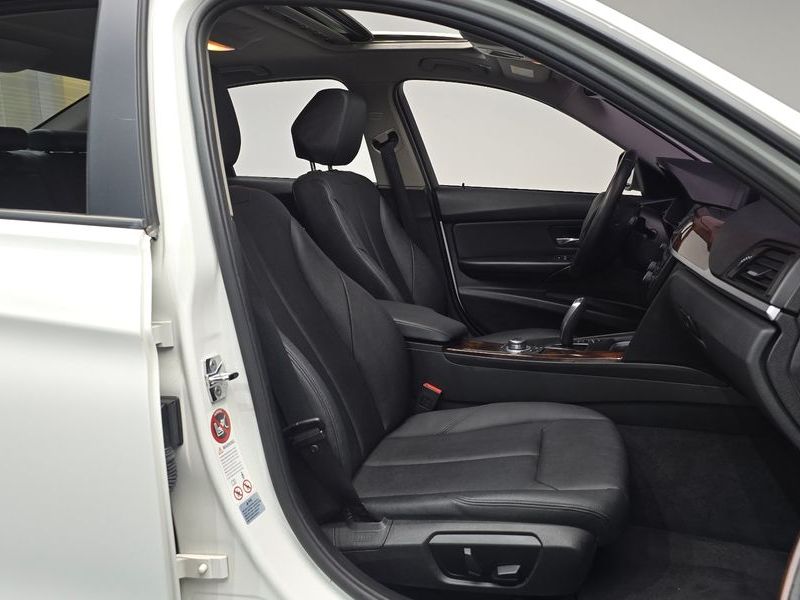 2012 BMW 3 Series 320d photo 12