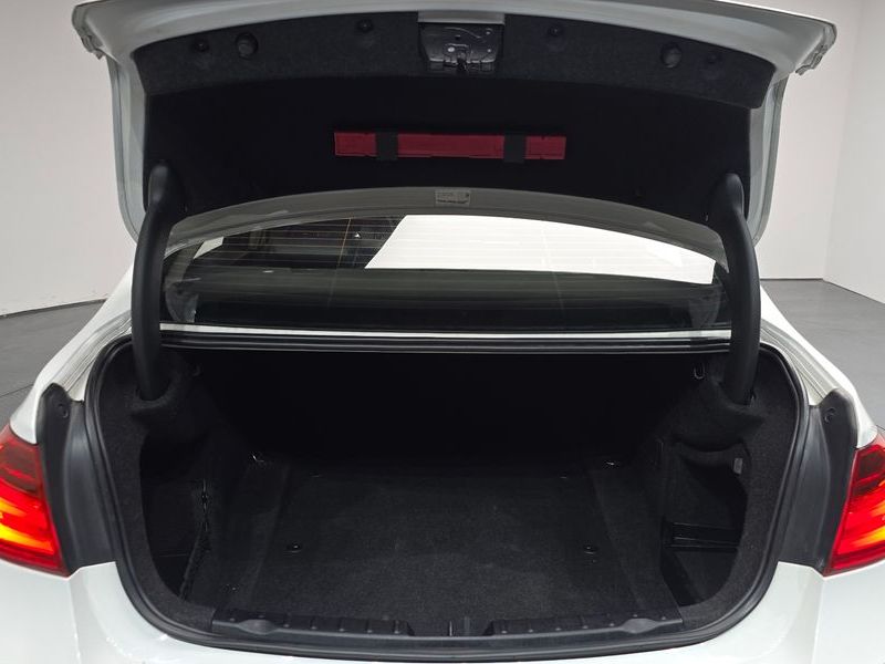 2012 BMW 3 Series 320d photo 20