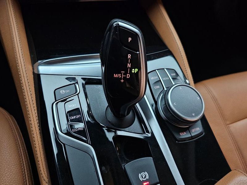 2019 BMW 5 Series 520i Luxury photo 9