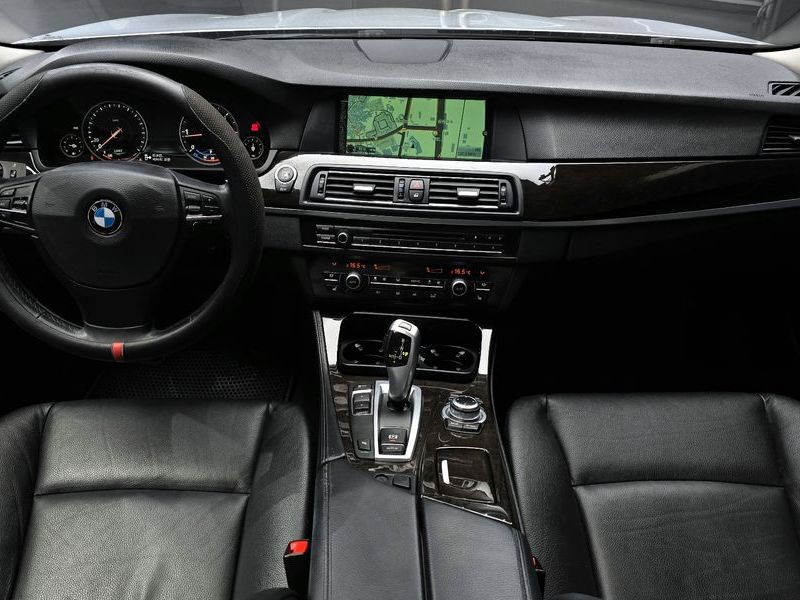 2013 BMW 5 Series 520d photo 7