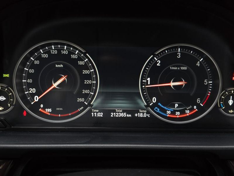 2013 BMW 5 Series 520d photo 8