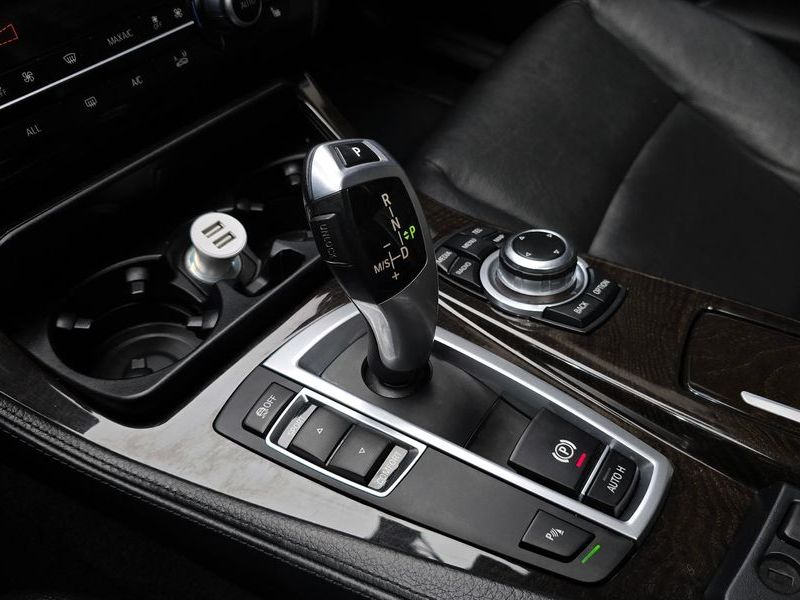 2013 BMW 5 Series 520d photo 9