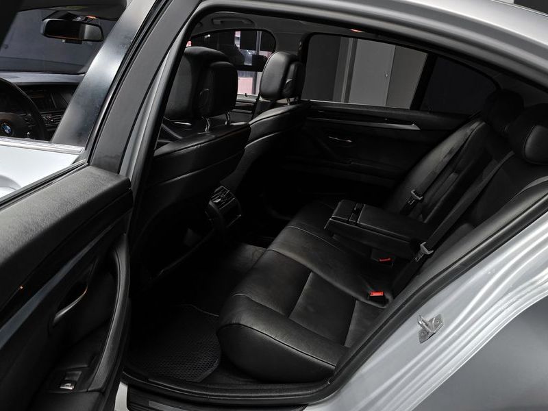 2013 BMW 5 Series 520d photo 12