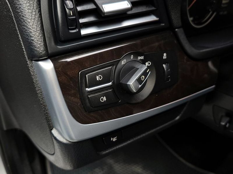 2013 BMW 5 Series 520d photo 16