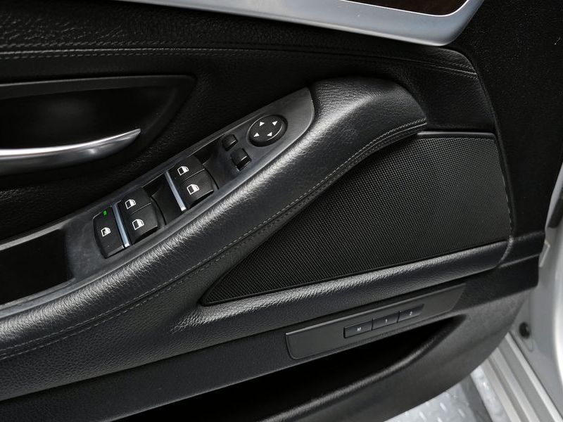 2013 BMW 5 Series 520d photo 17
