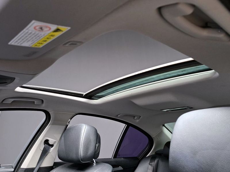 2013 BMW 5 Series 520d photo 19