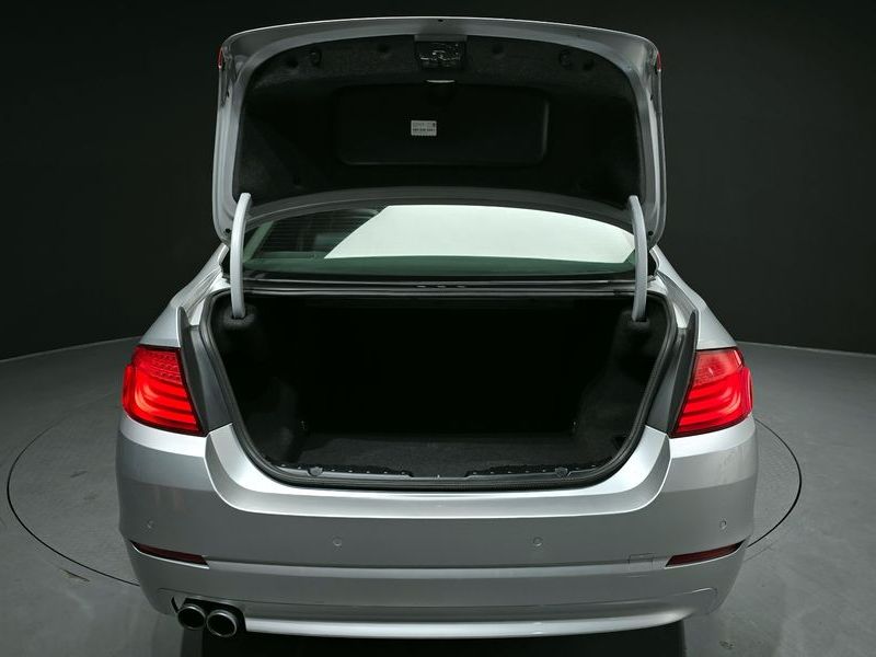 2013 BMW 5 Series 520d photo 20