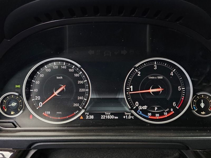 2013 BMW 5 Series 520d photo 8