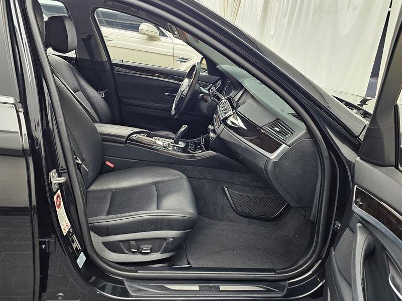 2013 BMW 5 Series 520d photo 11