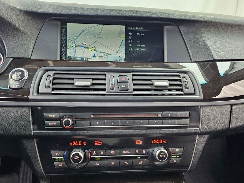 2013 BMW 5 Series 520d photo 14