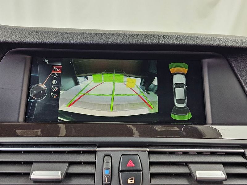 2013 BMW 5 Series 520d photo 15