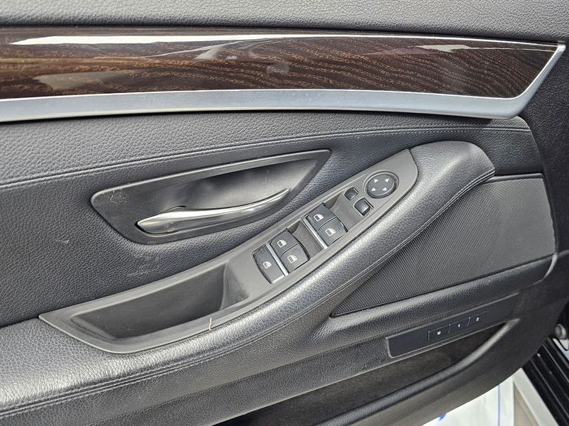 2013 BMW 5 Series 520d photo 16