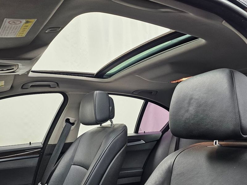 2013 BMW 5 Series 520d photo 19