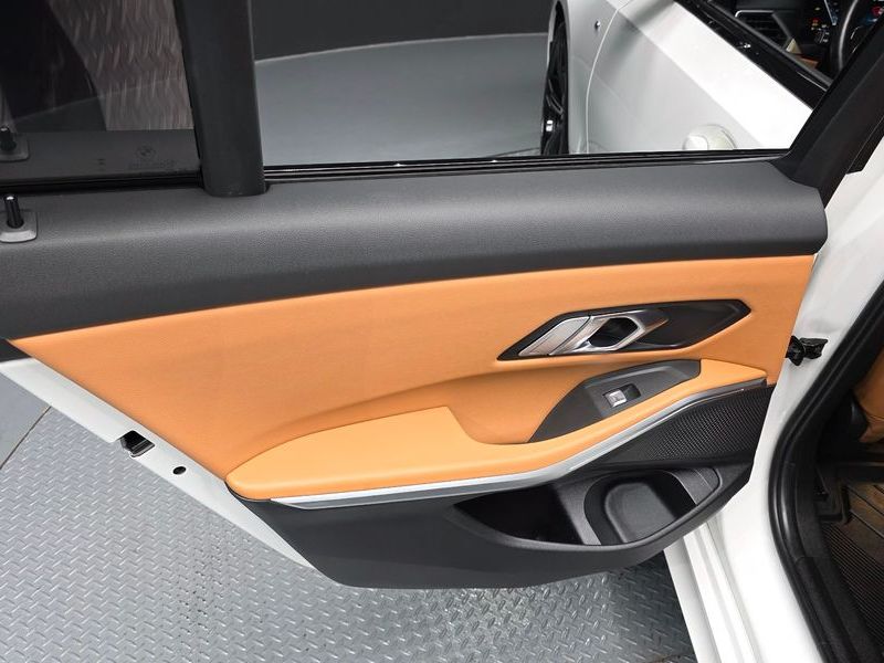 2023 BMW 3 Series 320i M Sport photo 25
