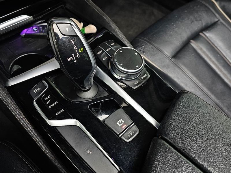 2018 BMW 5 Series 520i Luxury photo 9