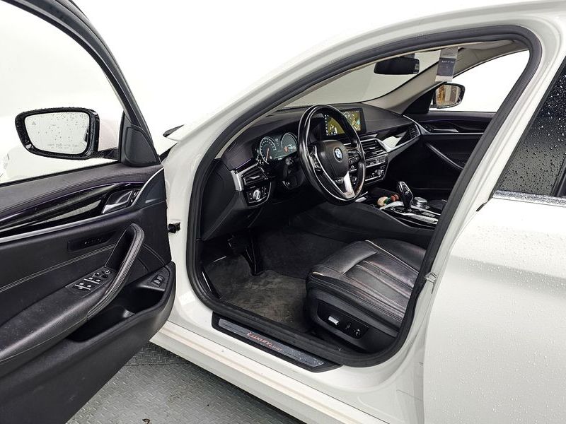2018 BMW 5 Series 520i Luxury photo 10