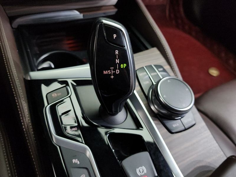 2017 BMW 5 Series 530i M Sport Package Plus photo 9