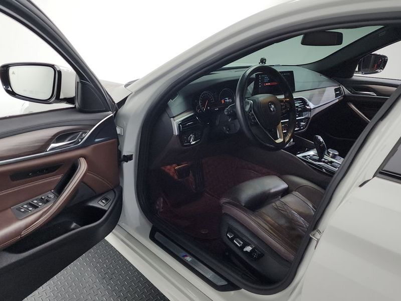 2017 BMW 5 Series 530i M Sport Package Plus photo 10