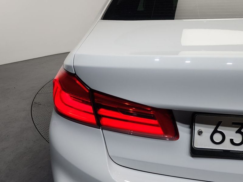 2017 BMW 5 Series 530i M Sport Package Plus photo 23