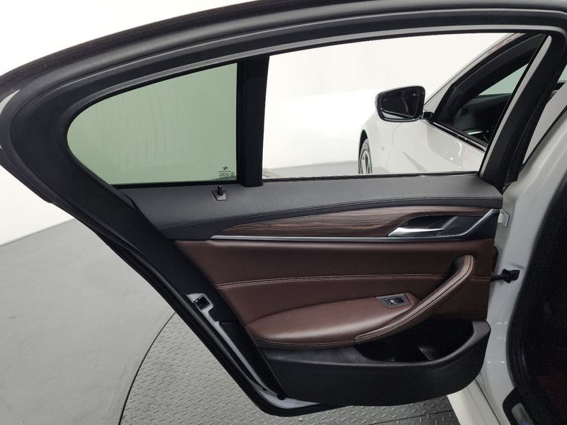 2017 BMW 5 Series 530i M Sport Package Plus photo 25