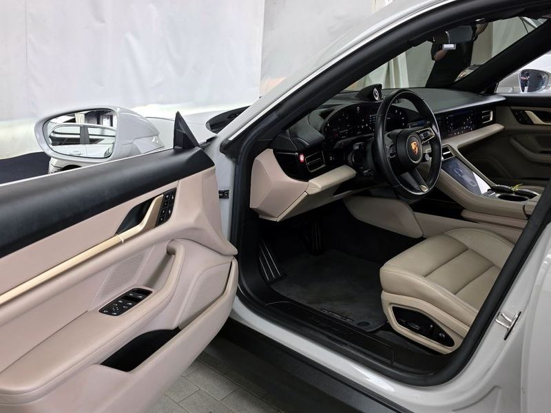 2022 Porsche Taycan Base photo 10