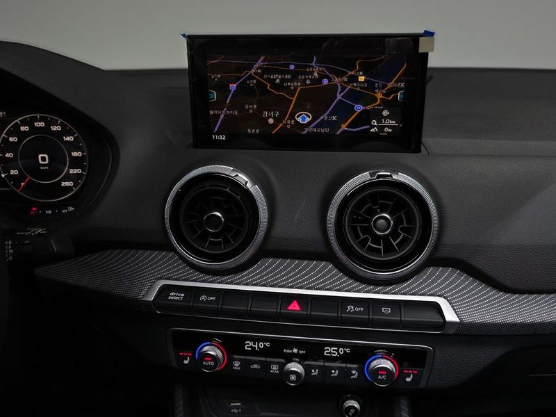 2023 Audi Q2 35 TDI Premium photo 14
