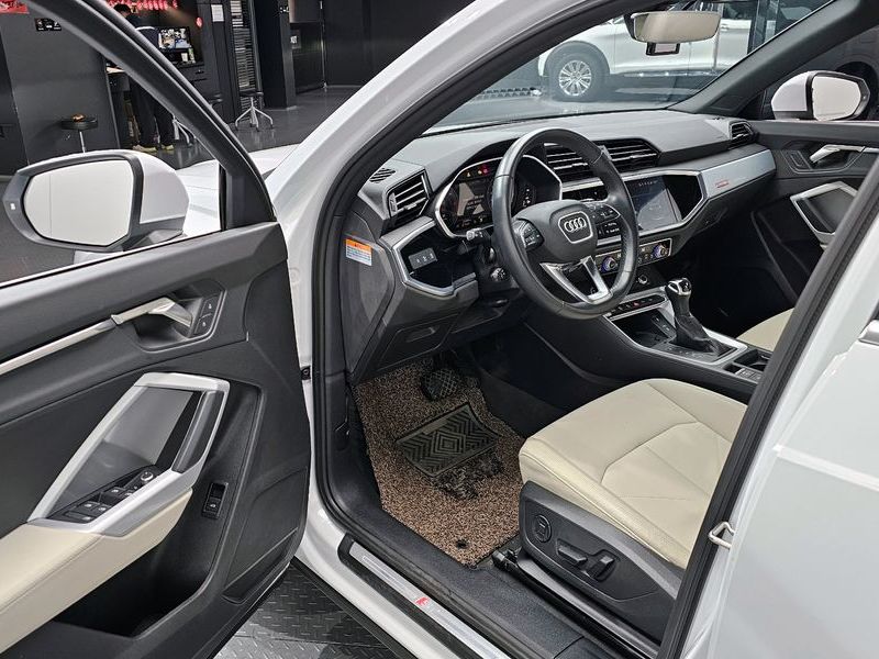 2022 Audi Q3 35 TDI Quattro Premium photo 11