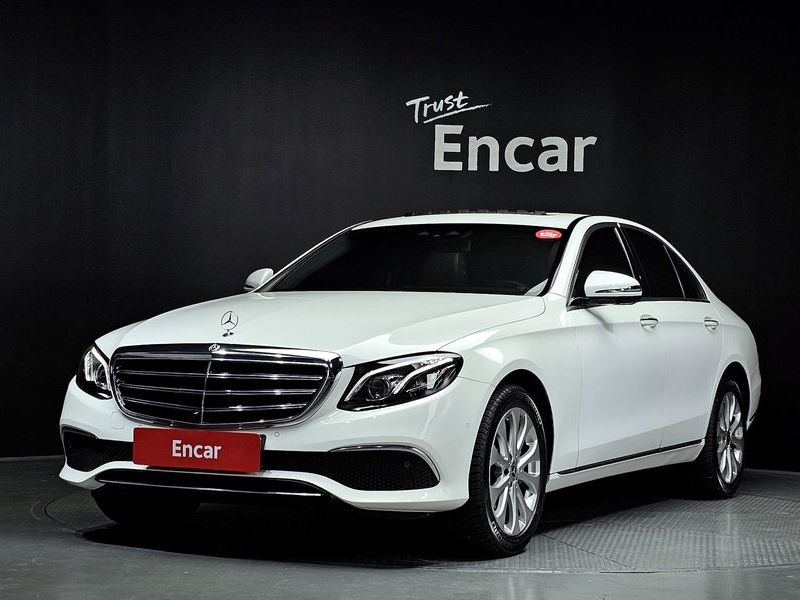 2020 Mercedes-Benz E-Class E300 4MATIC Exclusive photo 1