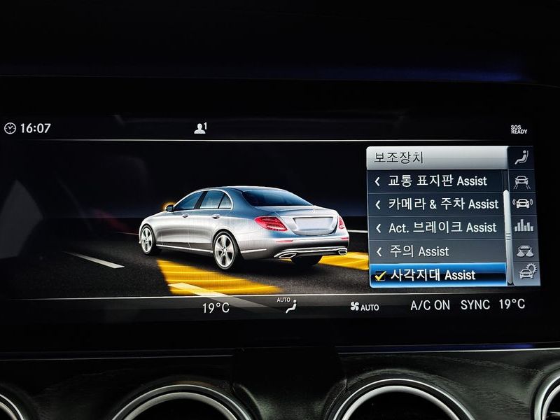 2019 Mercedes-Benz E-Class E300 4MATIC Avnatgarde photo 16