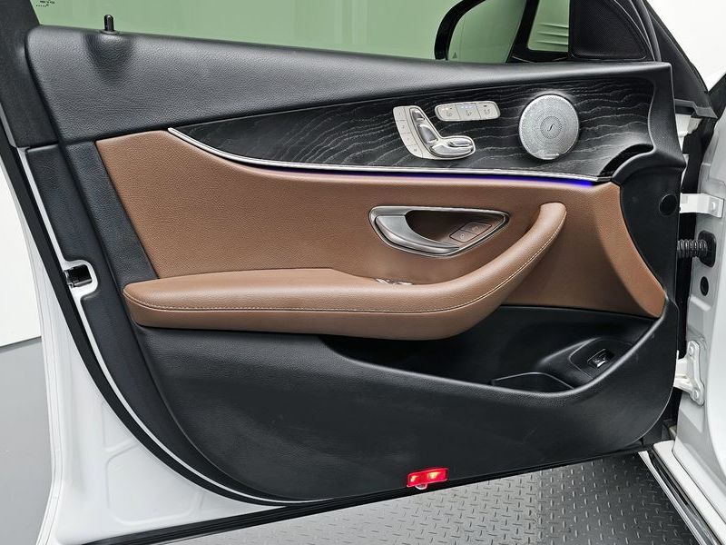 2019 Mercedes-Benz E-Class E300 4MATIC Avnatgarde photo 24