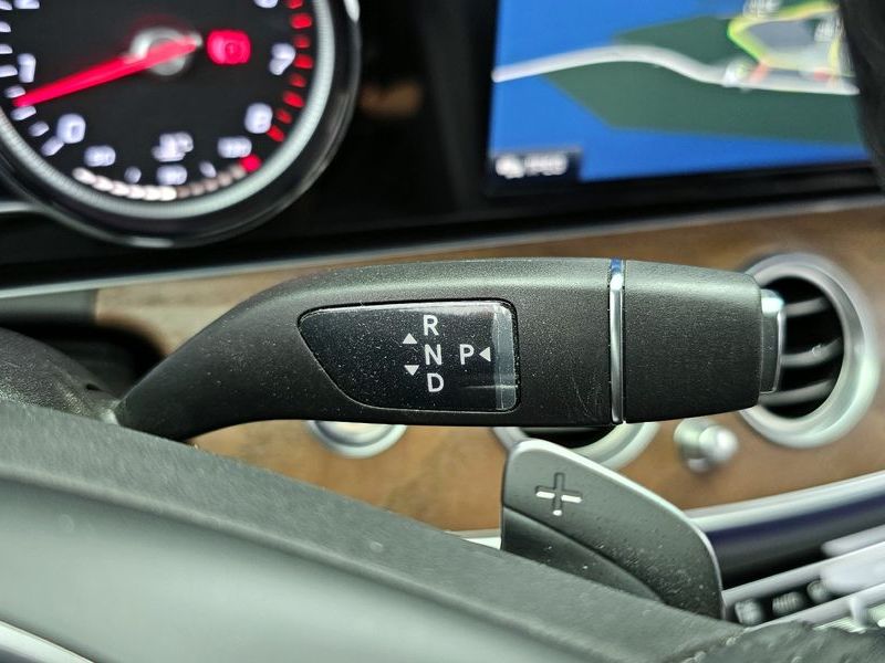 2018 Mercedes-Benz E-Class E300 Exclusive Standard photo 9