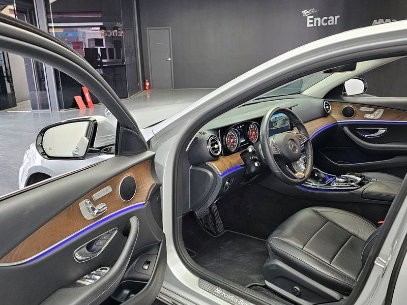 2018 Mercedes-Benz E-Class E300 Exclusive Standard photo 11