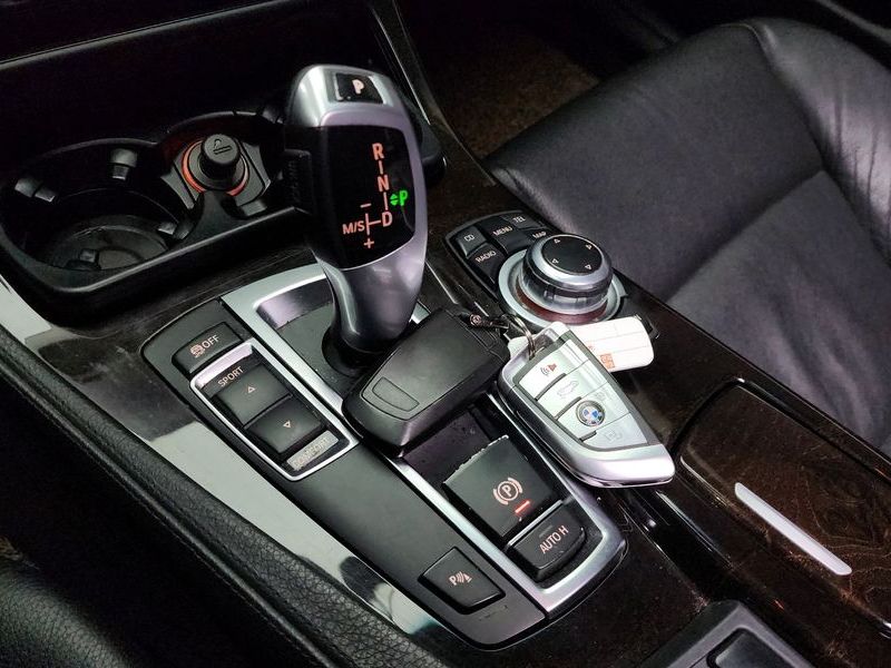 2012 BMW 5 Series 520d photo 9