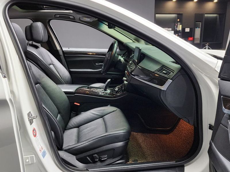 2012 BMW 5 Series 520d photo 10