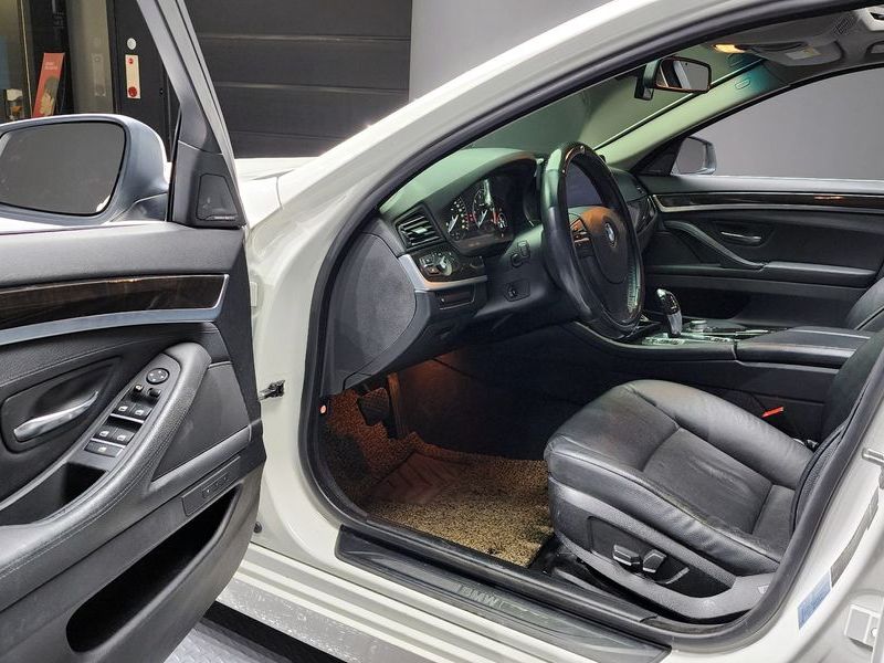 2012 BMW 5 Series 520d photo 11