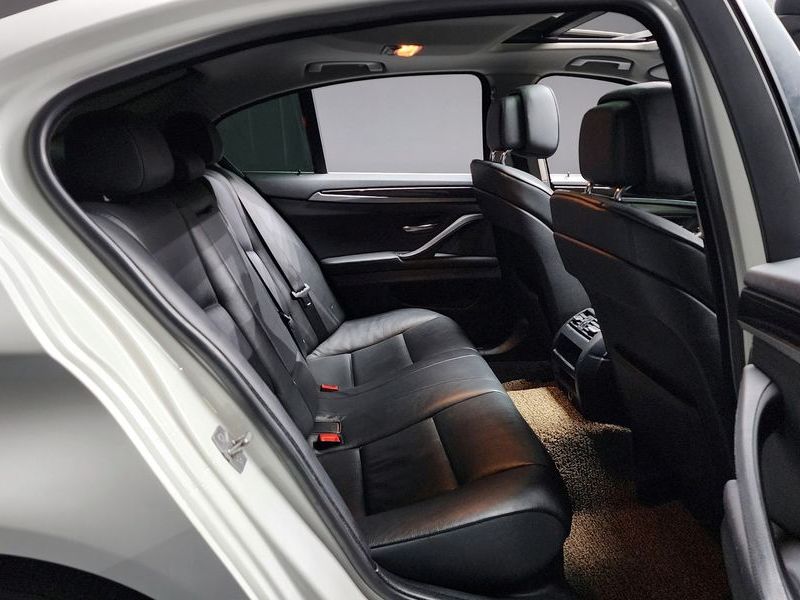 2012 BMW 5 Series 520d photo 12