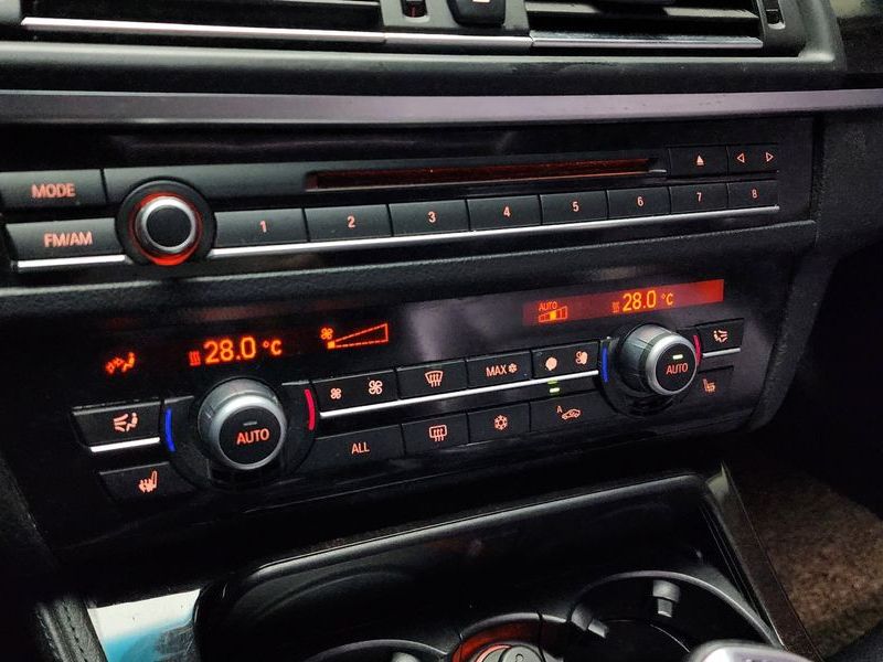 2012 BMW 5 Series 520d photo 16