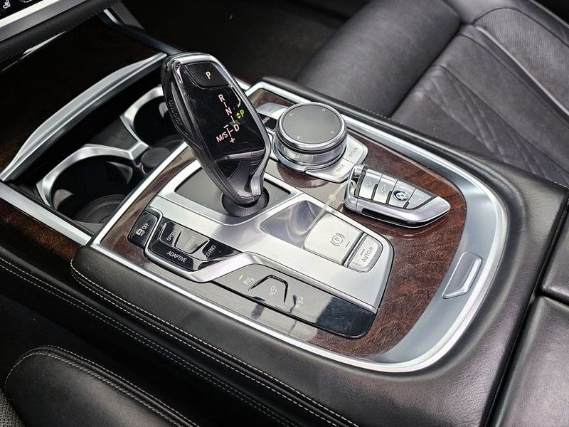 2016 BMW 7 Series 750Li xDrive photo 9