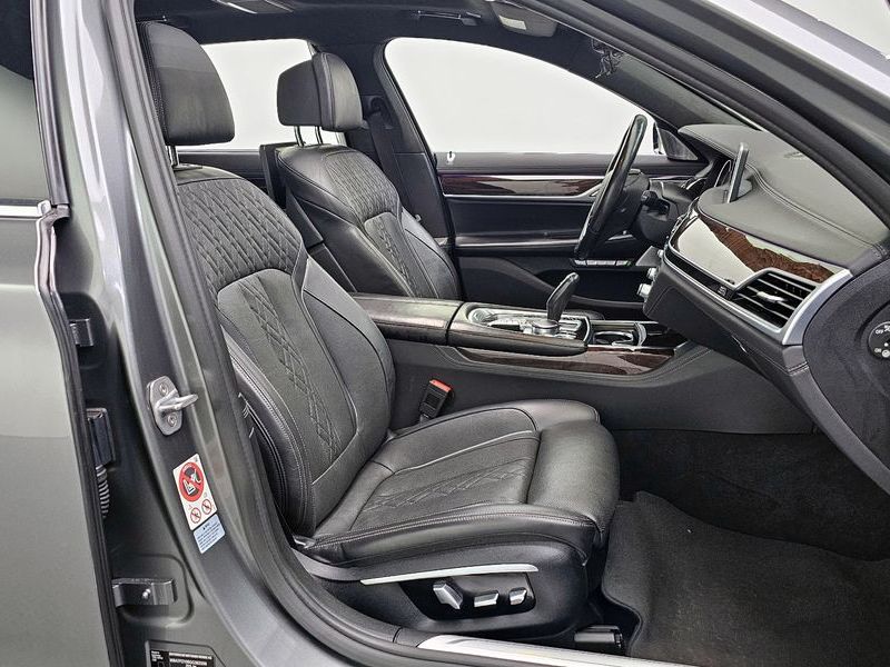 2016 BMW 7 Series 750Li xDrive photo 10