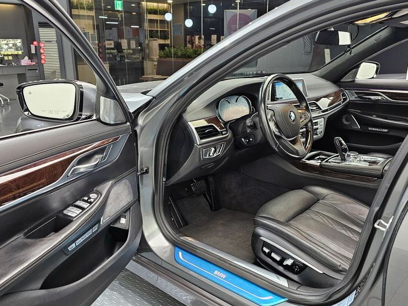 2016 BMW 7 Series 750Li xDrive photo 11
