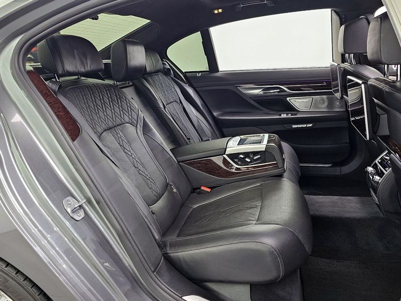 2016 BMW 7 Series 750Li xDrive photo 12