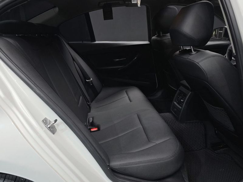2013 BMW 3 Series 320d photo 12