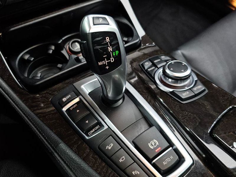 2012 BMW 5 Series 528i xDrive photo 9
