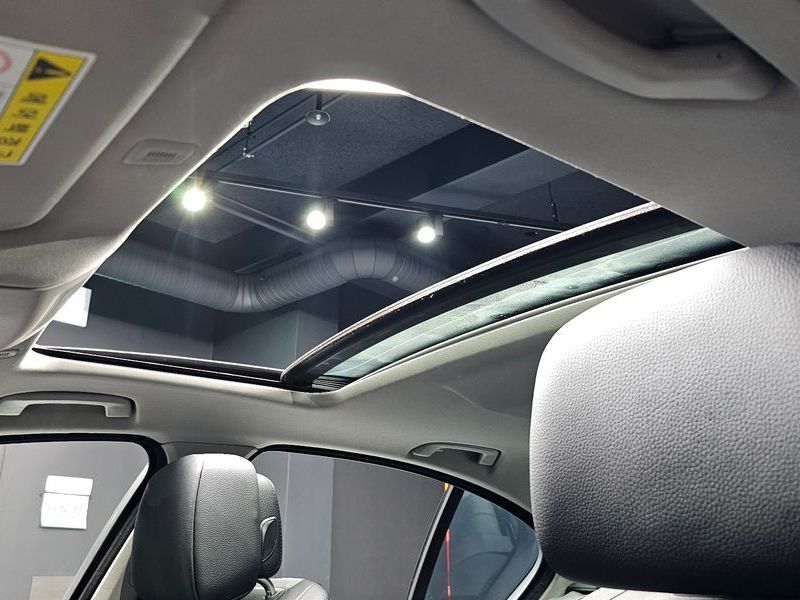 2012 BMW 5 Series 528i xDrive photo 17
