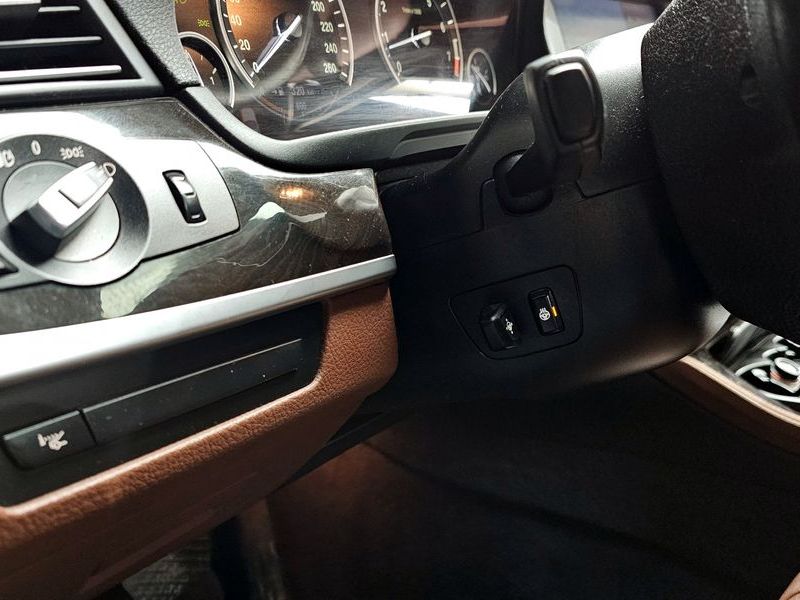 2012 BMW 5 Series 528i photo 13
