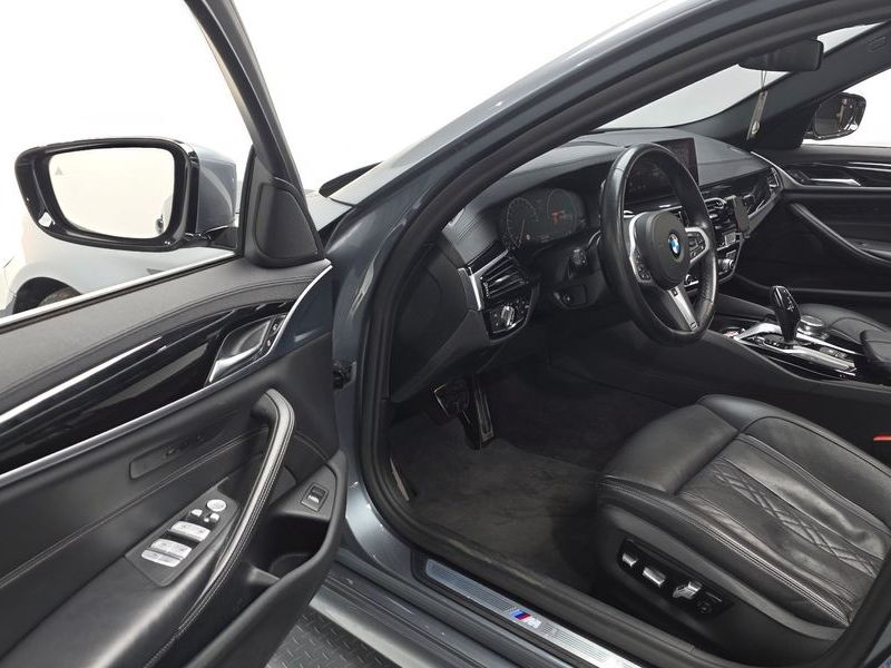 2019 BMW 5 Series 530i M Sport Package Plus photo 10