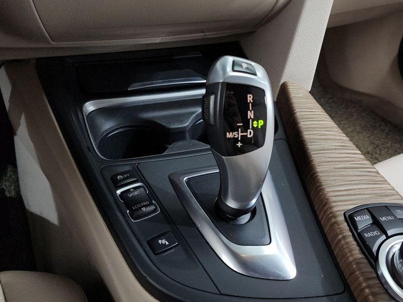 2012 BMW 3 Series 320i Modern photo 9