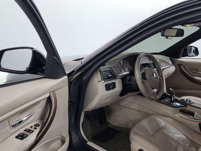 2012 BMW 3 Series 320i Modern photo 10