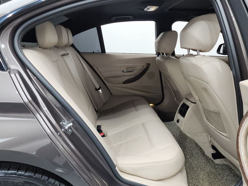2012 BMW 3 Series 320i Modern photo 11